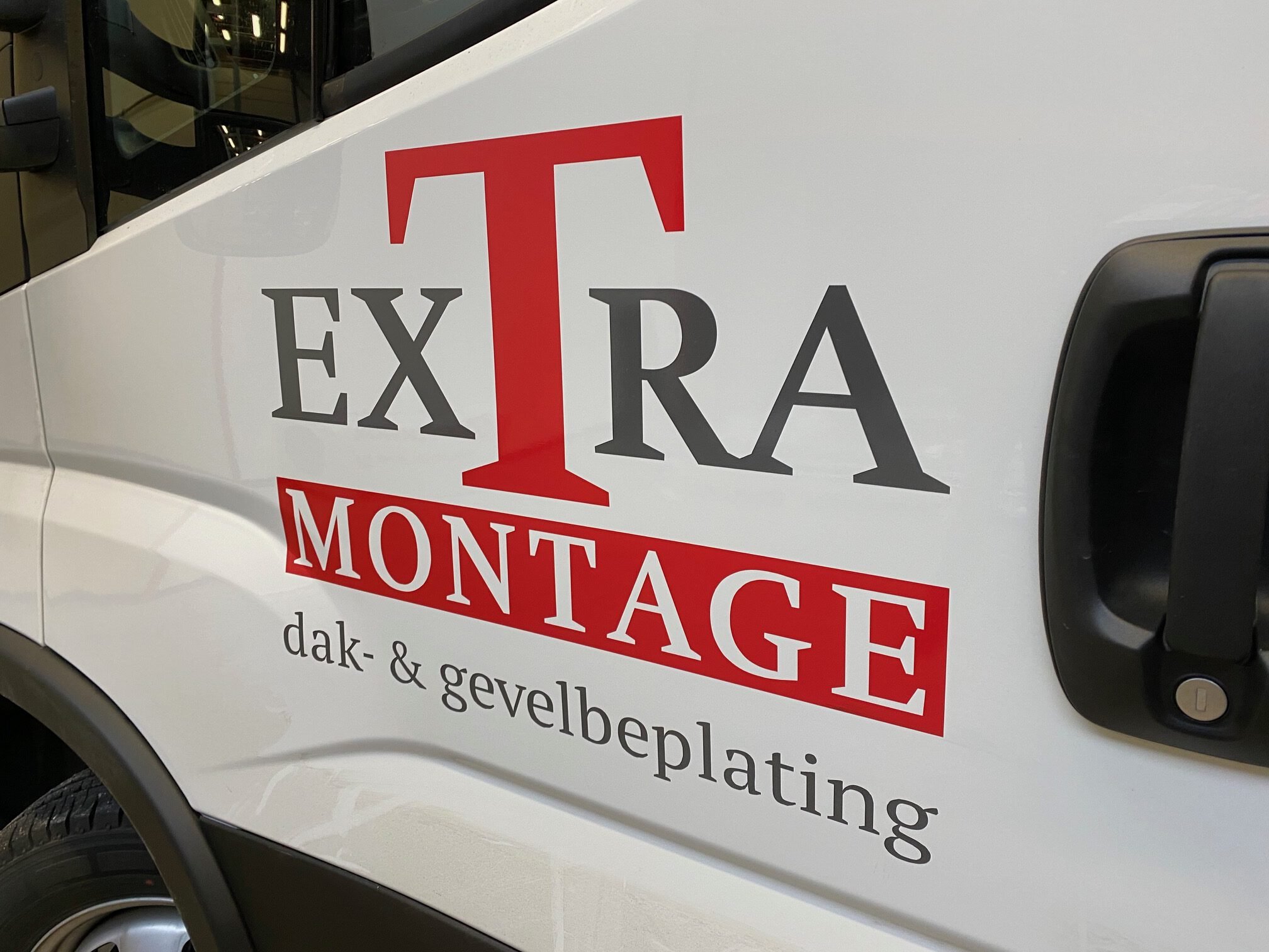 Reclamebelettering op bedrijfsauto in Schinnen