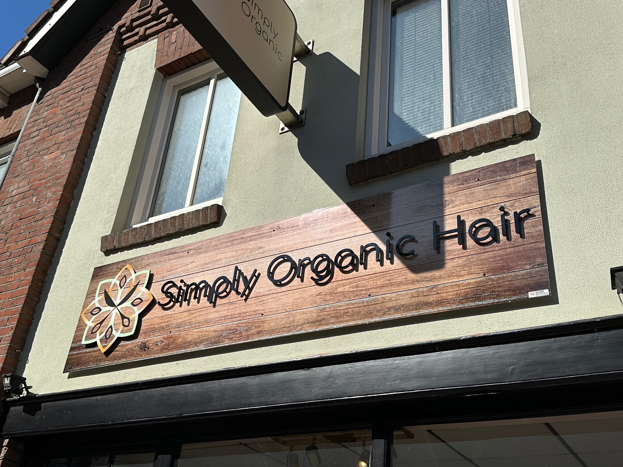 Full color reclamebord met gefreesd bedrijfslogo