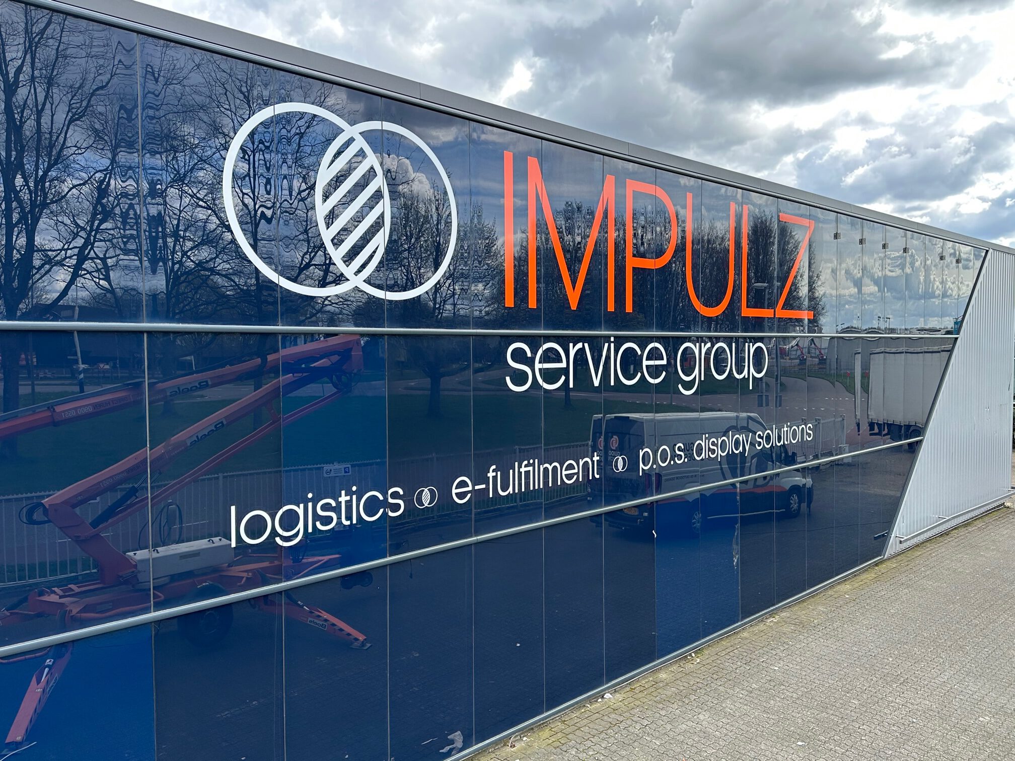 Gevelbelettering met stickers op glaspanelen in Heerlen