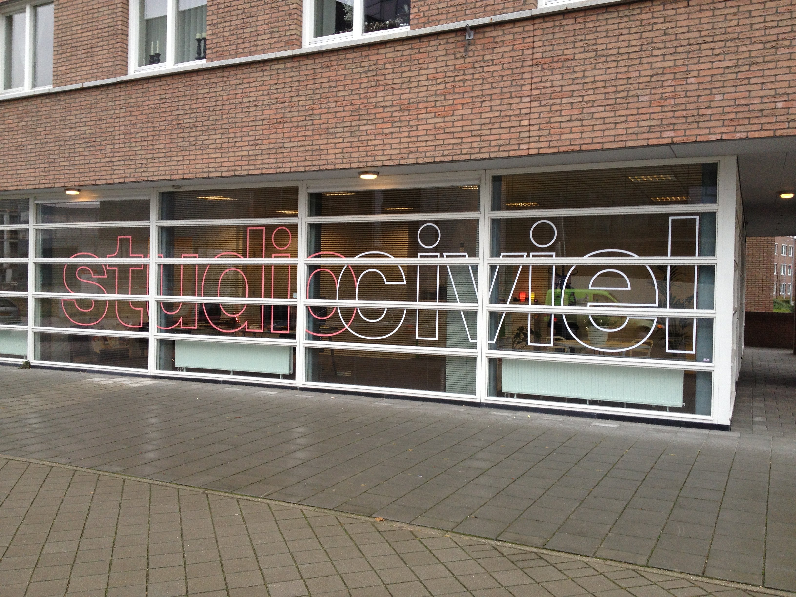 Raambelettering in Maastricht met bedrijfslogo