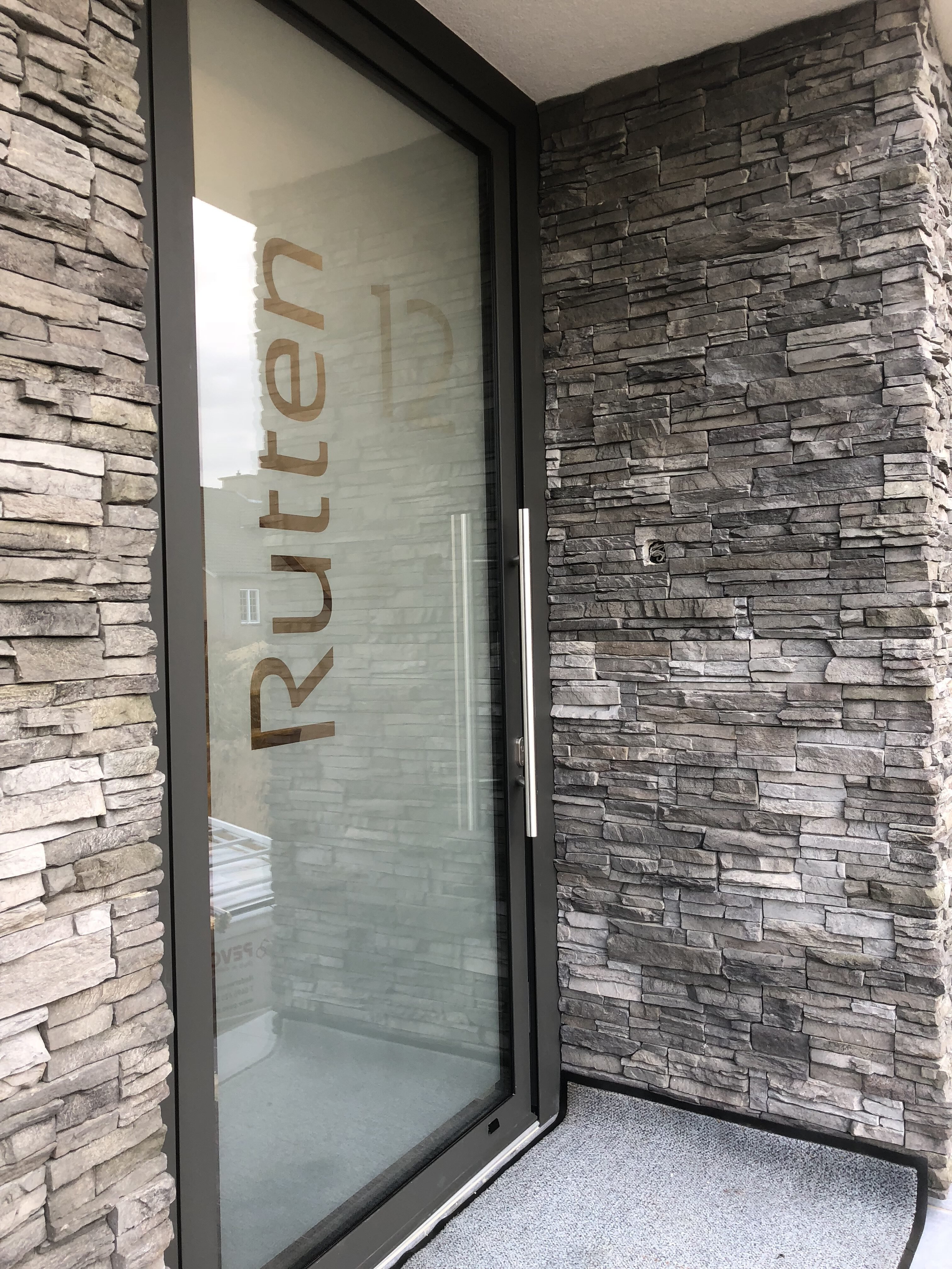 Raamfolie met uitgesneden naam voor een voordeur in Heerlen