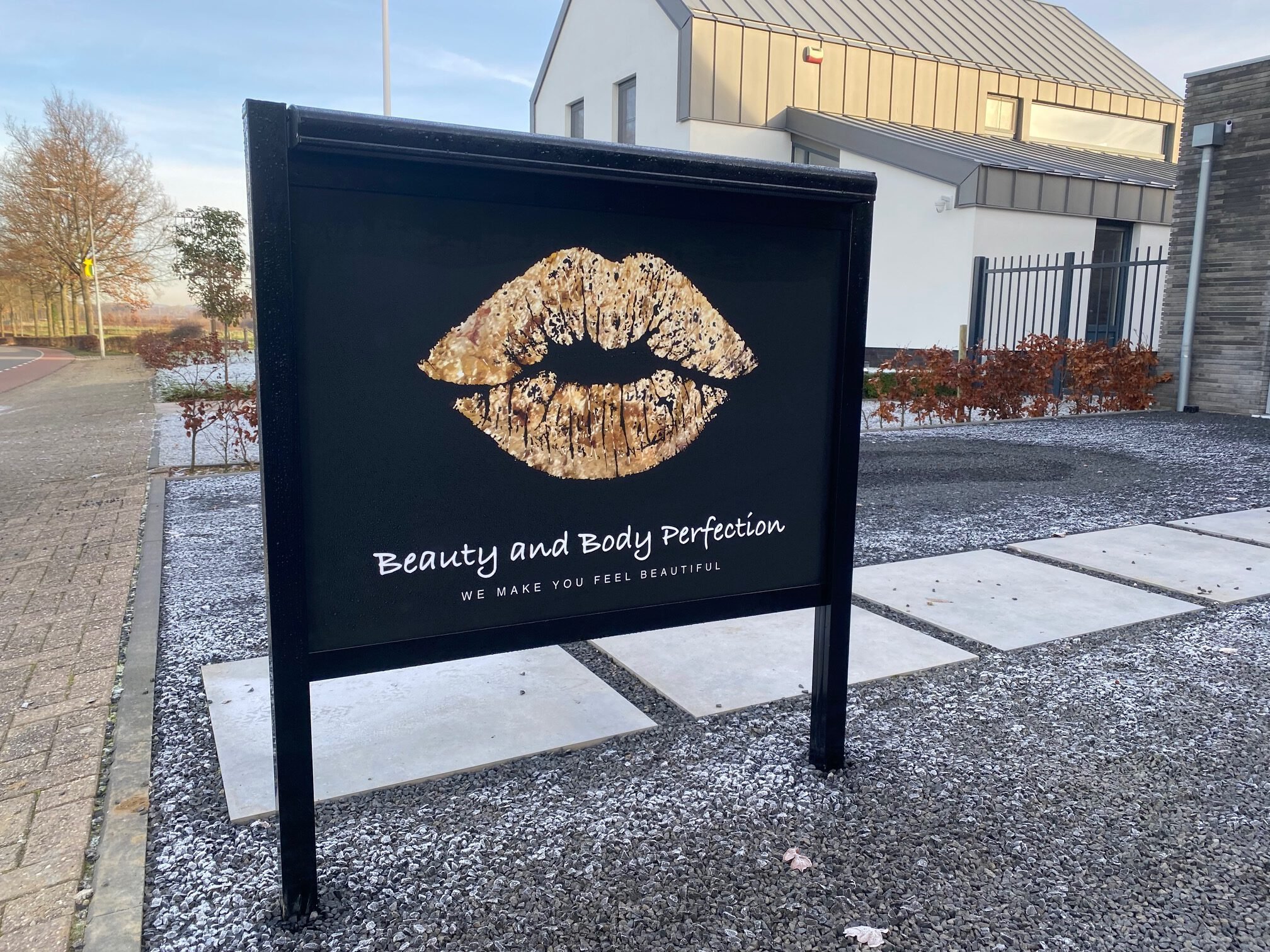 zwart reclameconsole reclamebord met bedrijfslogo en verlichting in heerlen en maastricht limburg