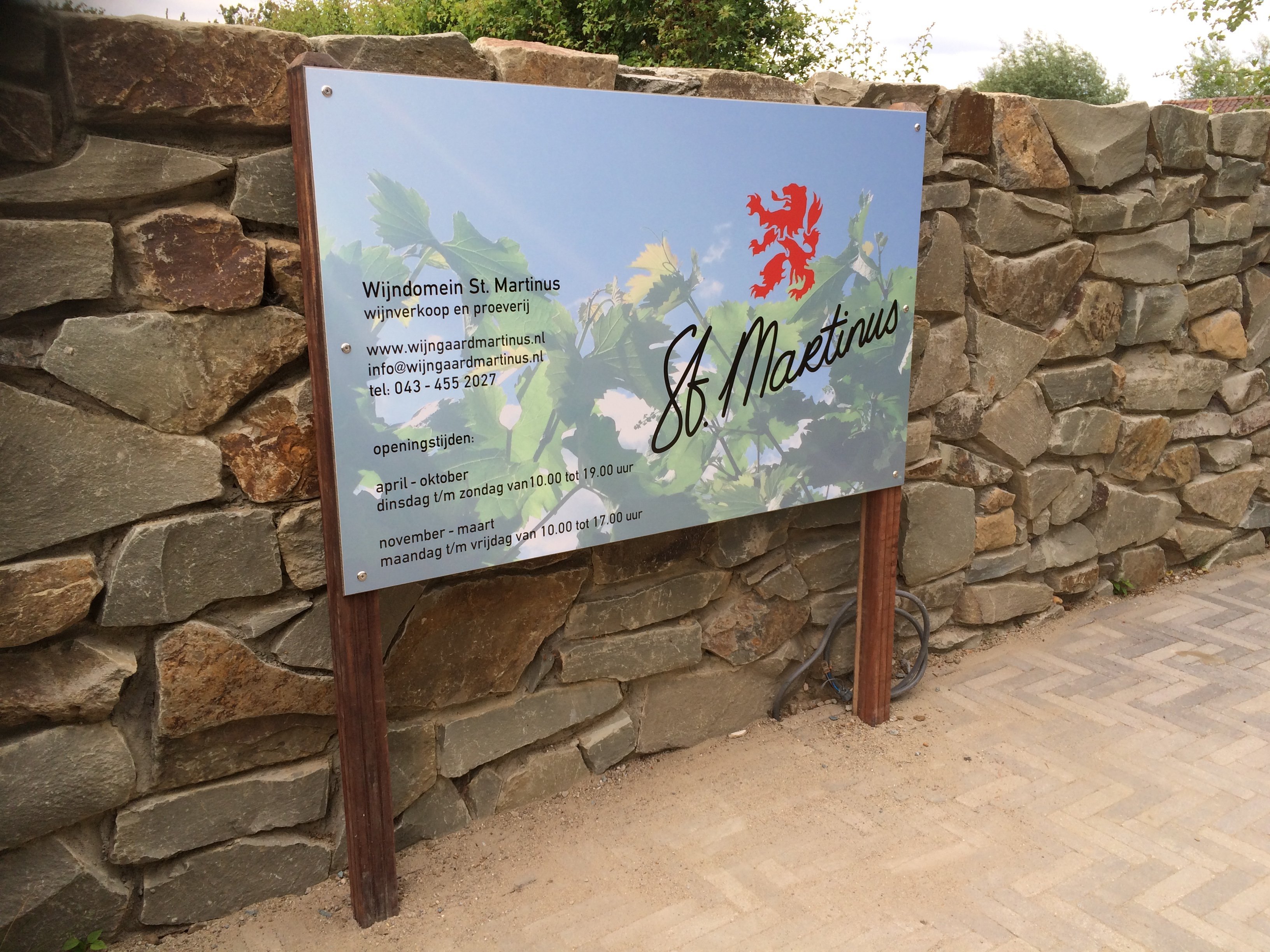 reclamebord reclameconsole op houten palen in vaals vijlen maastricht heuvelland