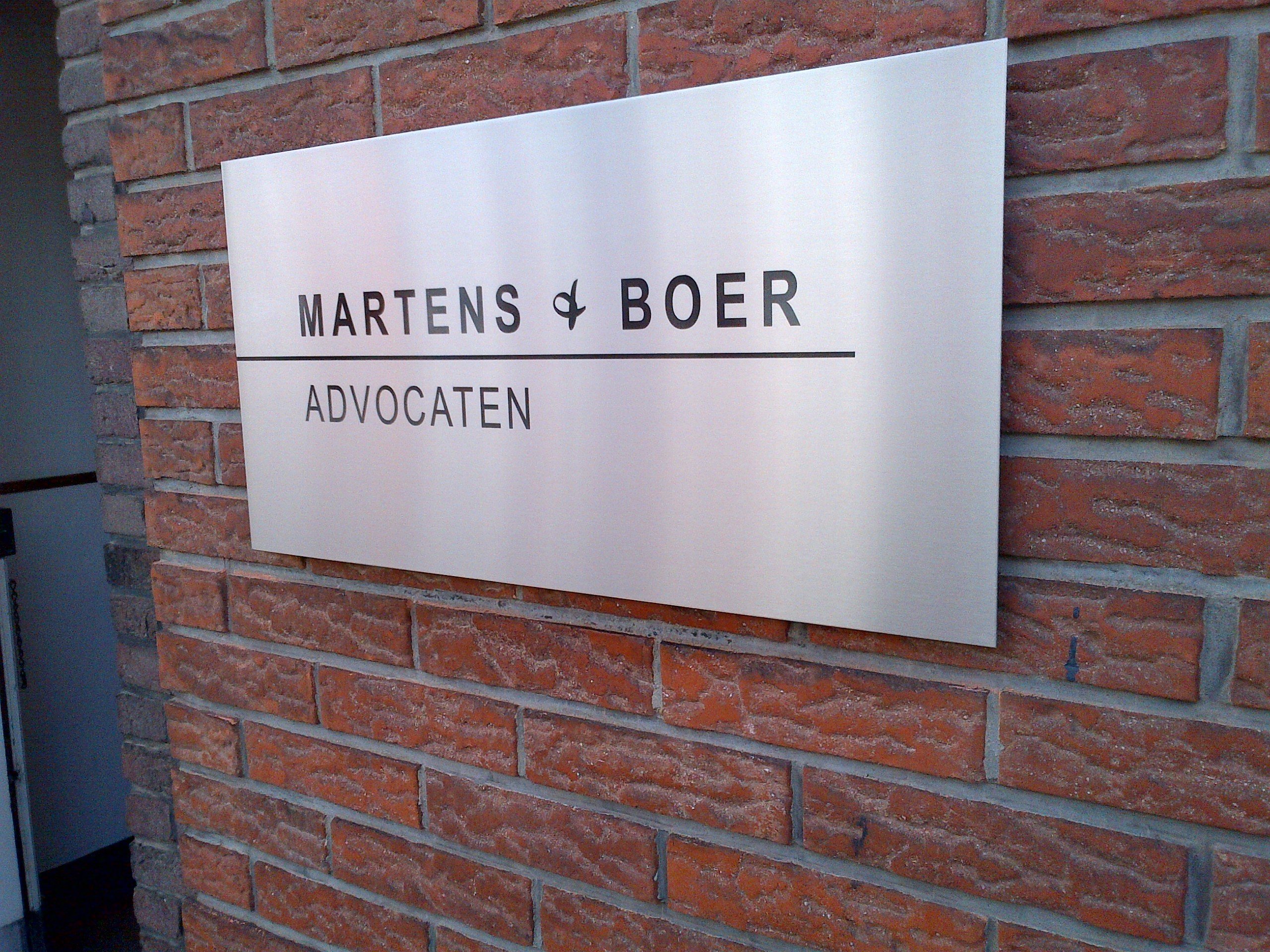 bedrijfsnaambord van rvs advocatenkantoor in heerlen maastricht en sittard