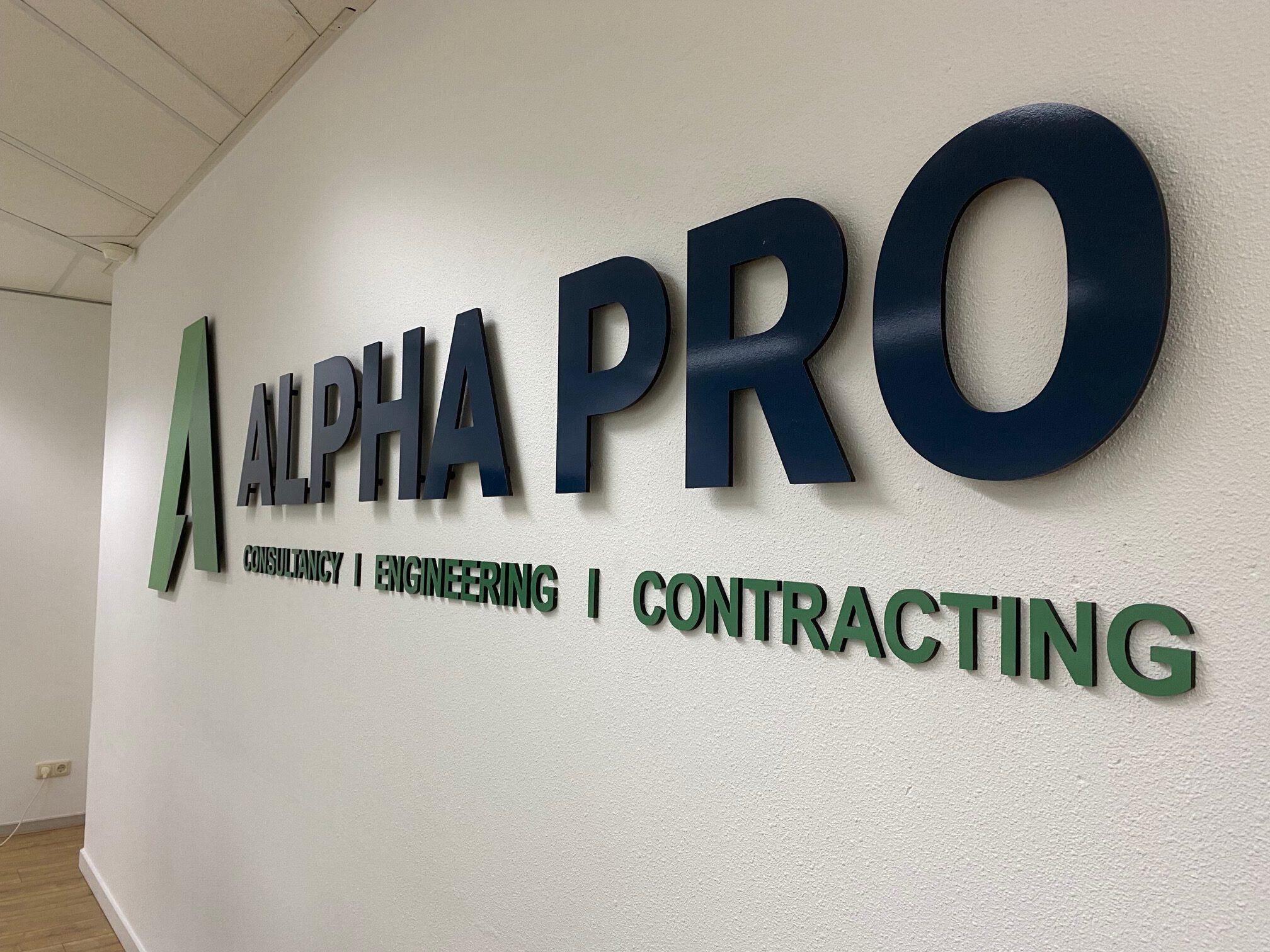 gefreesd logo met freesletters op kantoor in maastricht en heerlen in limburg