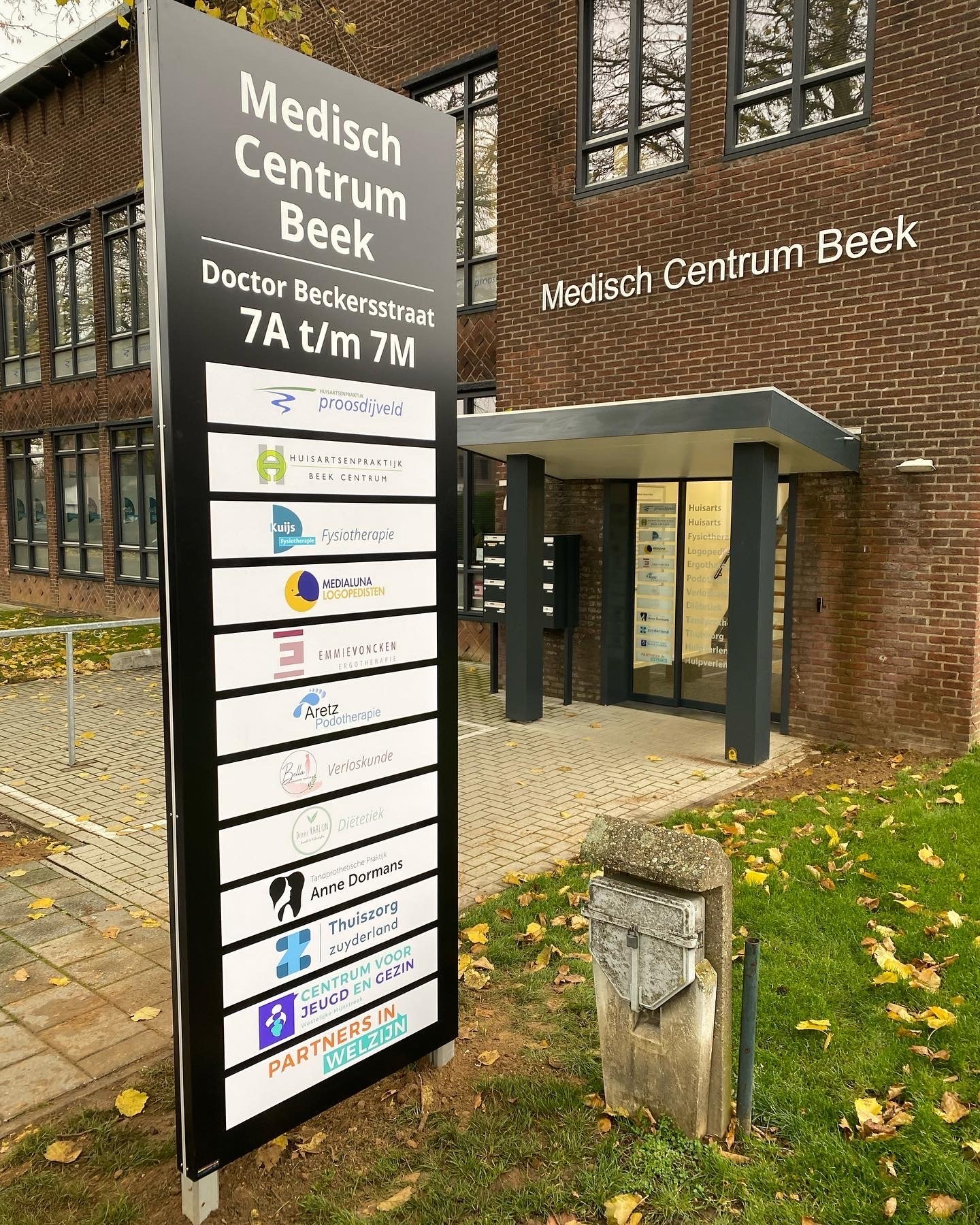 bewegwijzeringbord voor bedrijvencentrum geondheidscentrum in beek maastricht heerlen en roermond