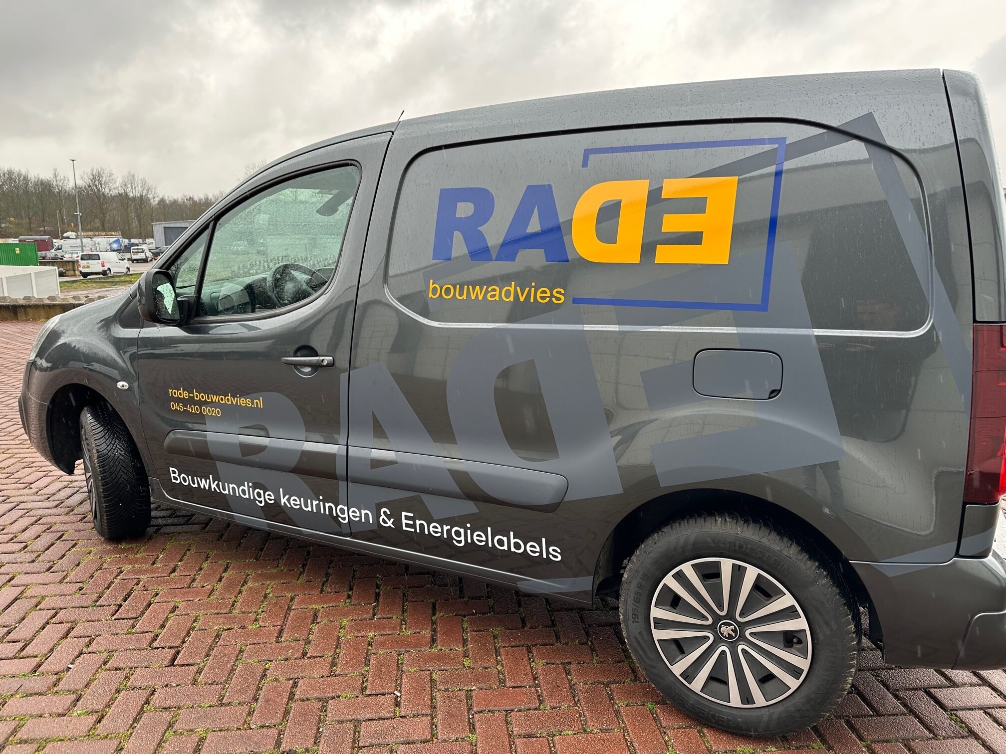 Autobelettering en auto bestickering met bedrijfslogo in Limburg