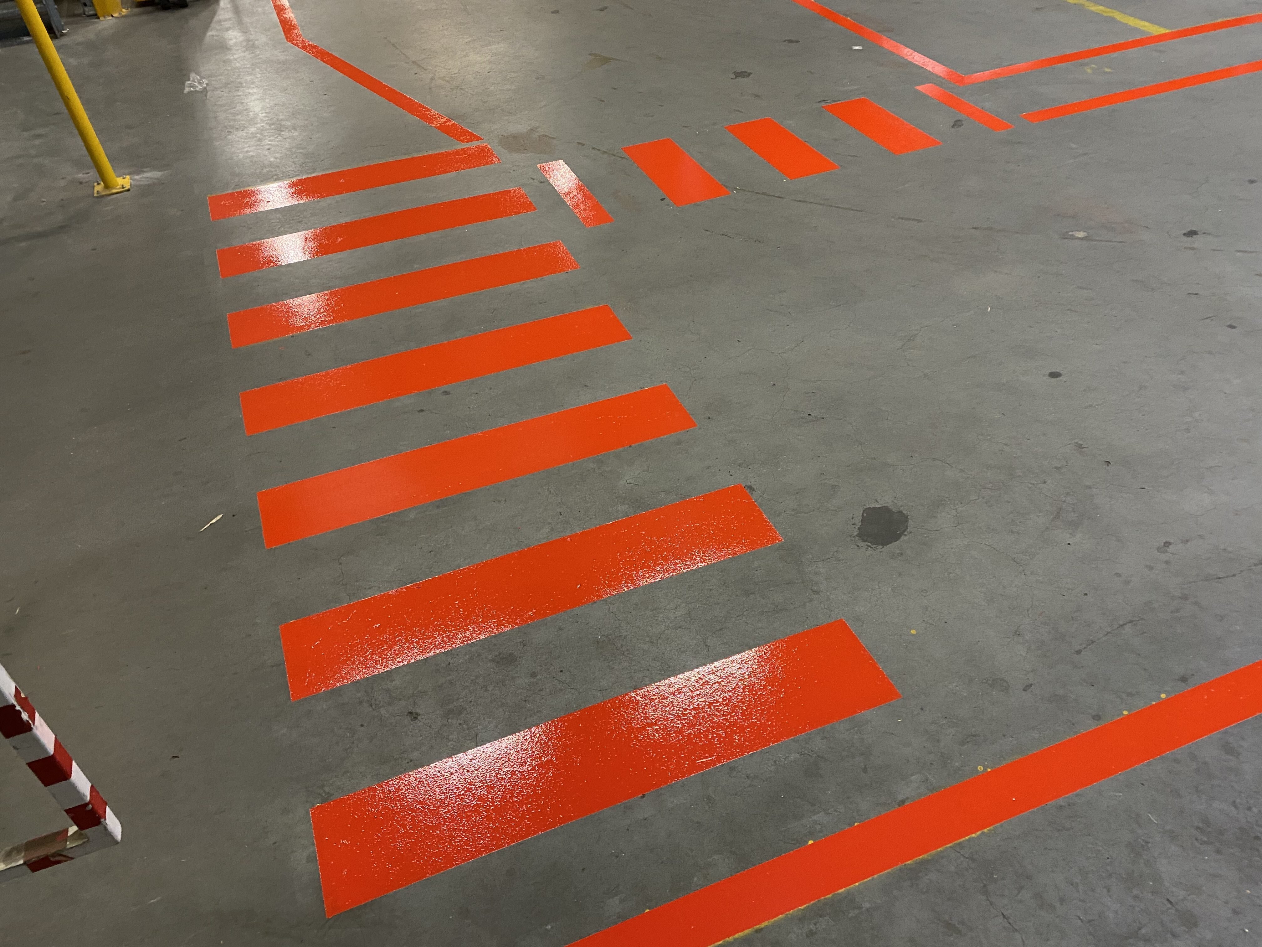 Veiligheidsmarkering en vloermarkering als belijning bedrijfshal en fabriekshal in limburg heerlen kerkrade maastricht roermond weert eindhoven en den bosch