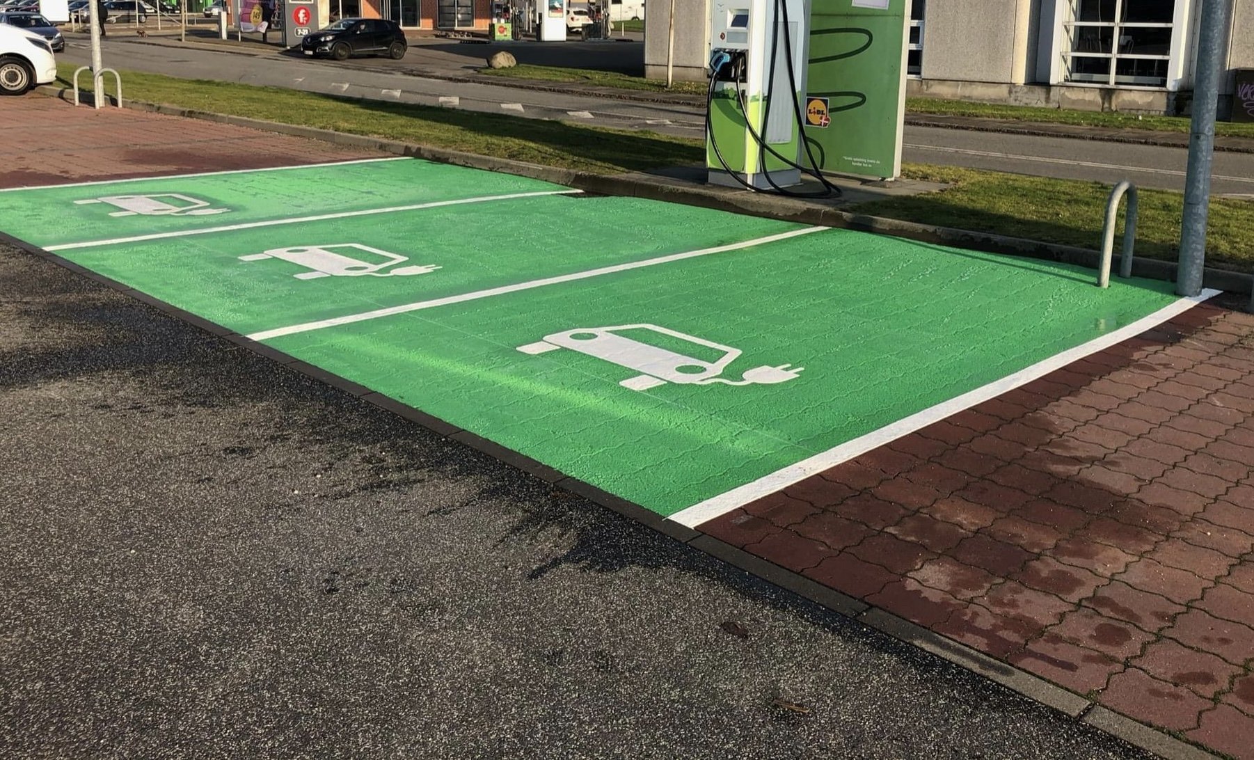 Belijning voor elektrisch laden vak in Limburg Parkstad Heerlen Sittard Geleen Roermond