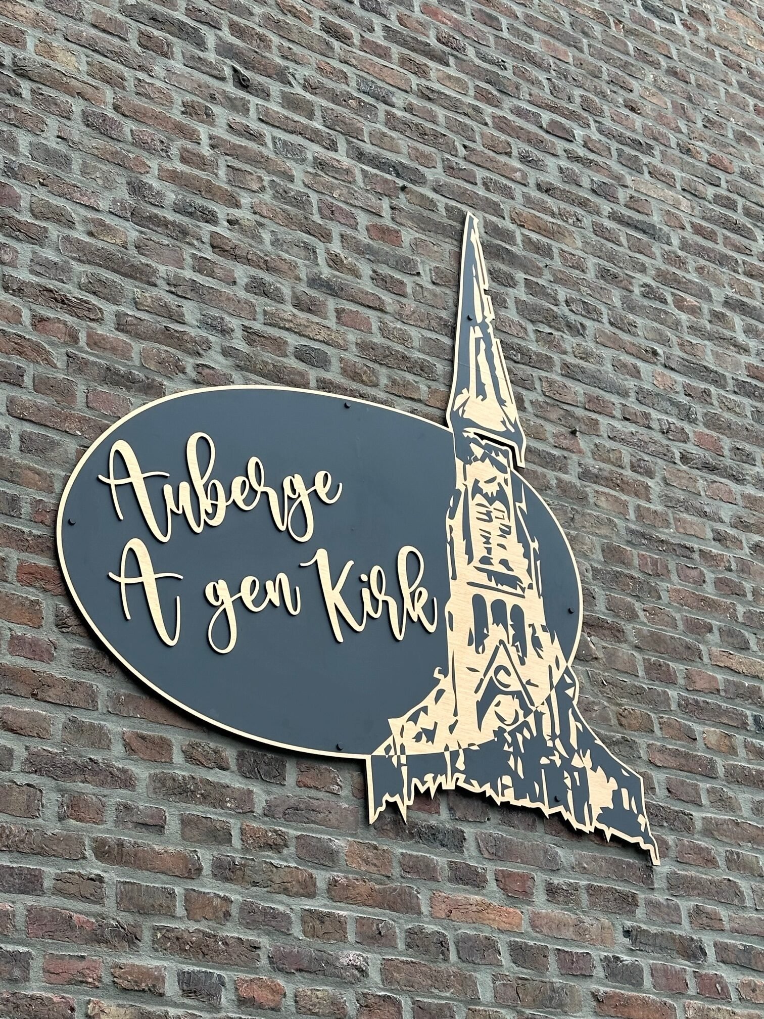 Gefreesd gevellogo reclamelogo contour gefreesd met gouden letteers in limburg parkstad heerlen kerkrade en maastricht