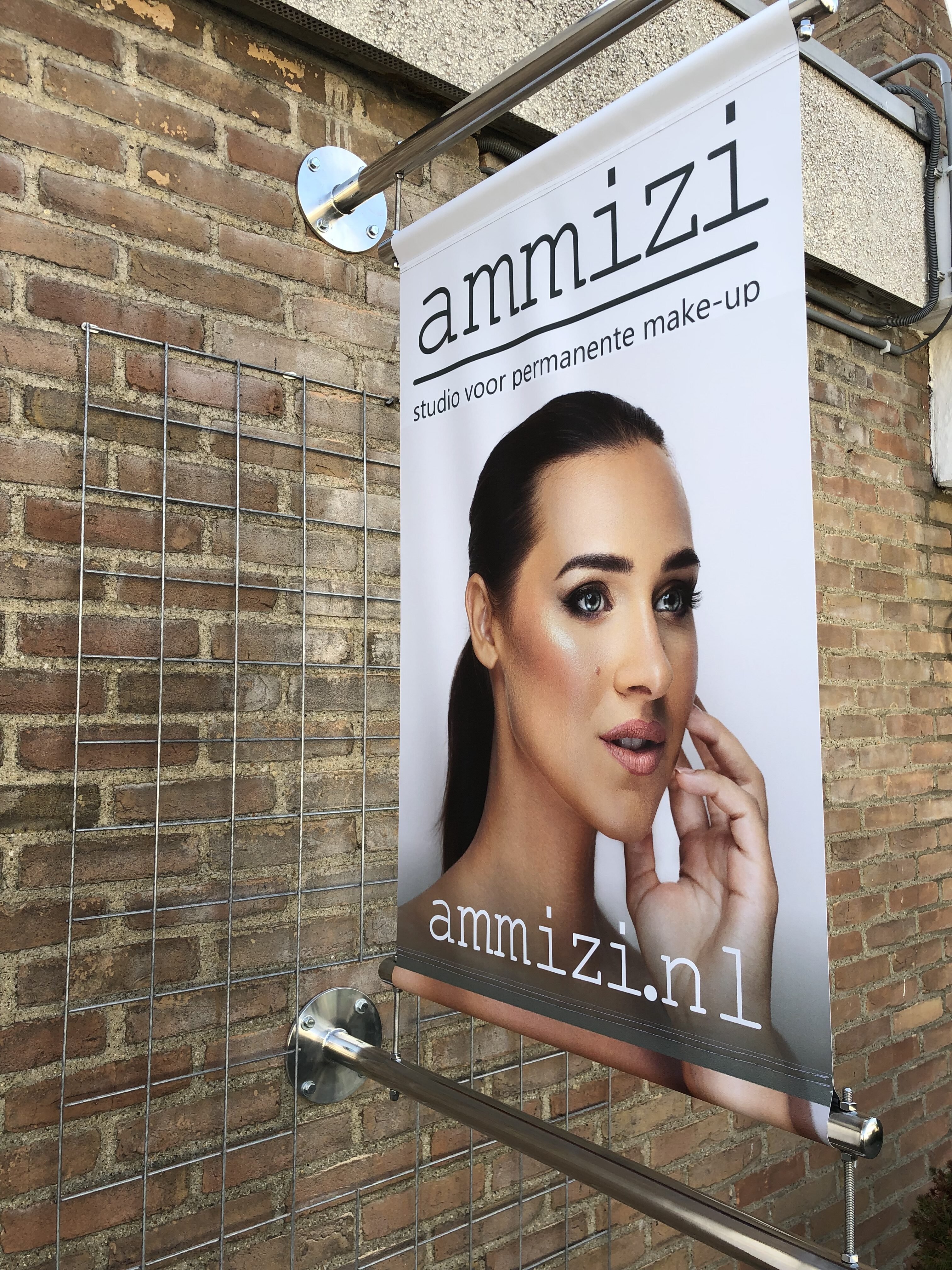 Reclamebanner met rvs buizen haaks op de gevel in Heerlen Sittard Roermond parkstad en Limburg