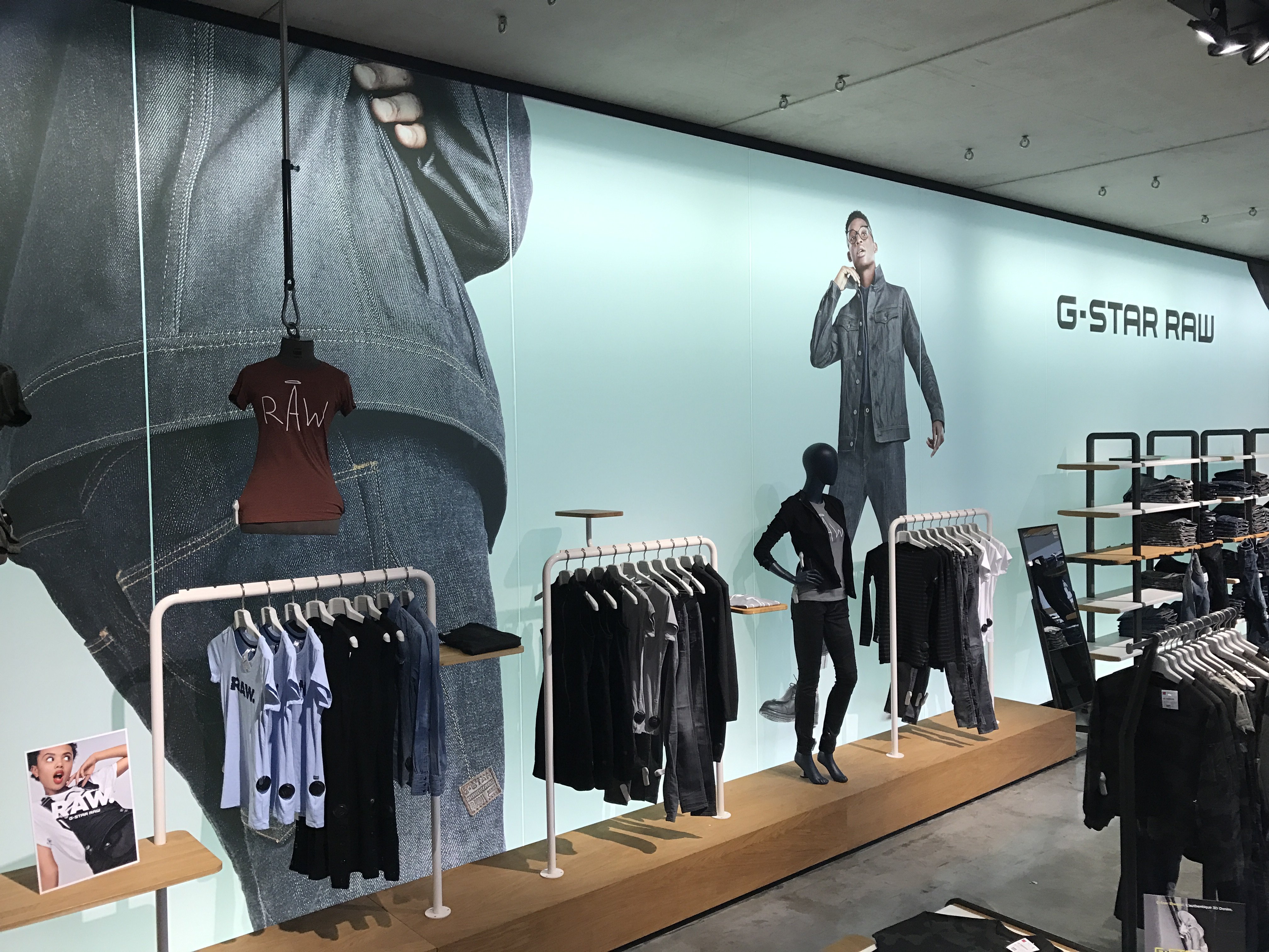 XL full color belettering instore reclamestickers in maasmechelen maastricht sittard limburg en parkstad