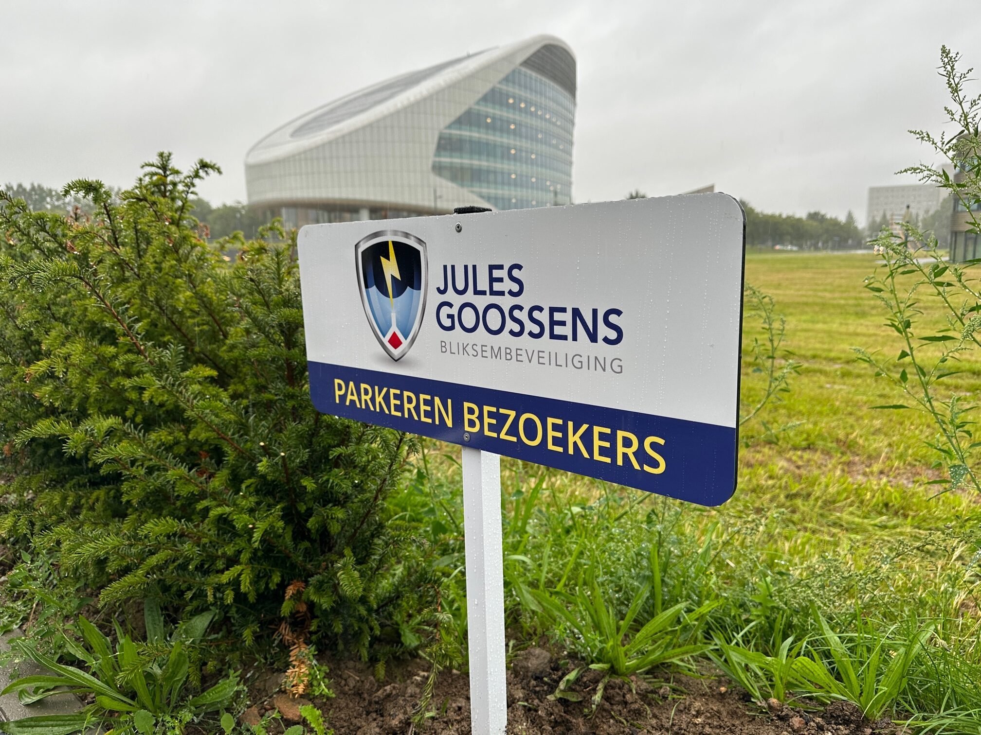 parkeerbordjes in huisstijl met bedrijfslogo in sittard roermond kerkrade limburg