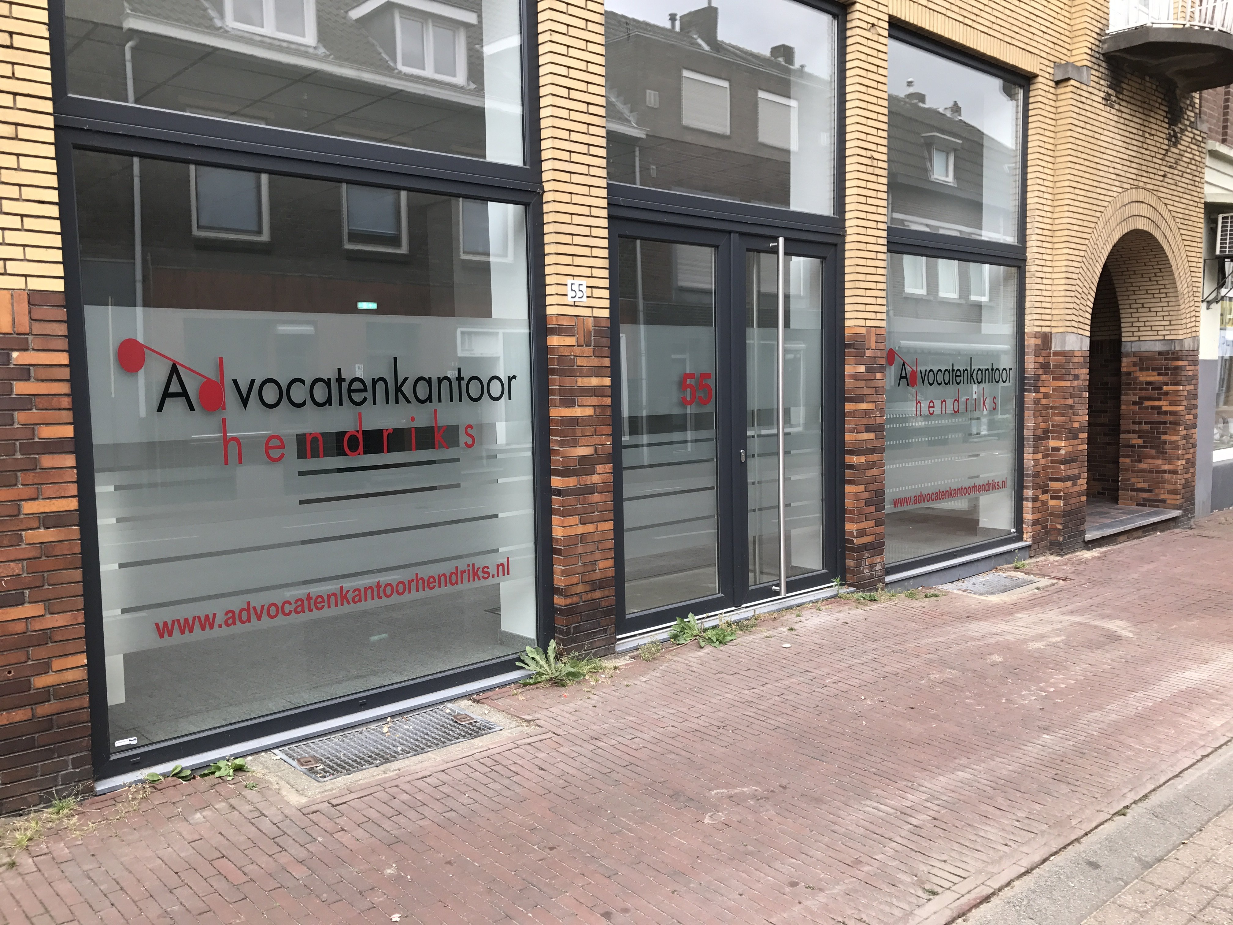 Raambelettering met zandstraalfolie en en bedrijfslogo in Kerkrade Parkstad Limburg Heerlen