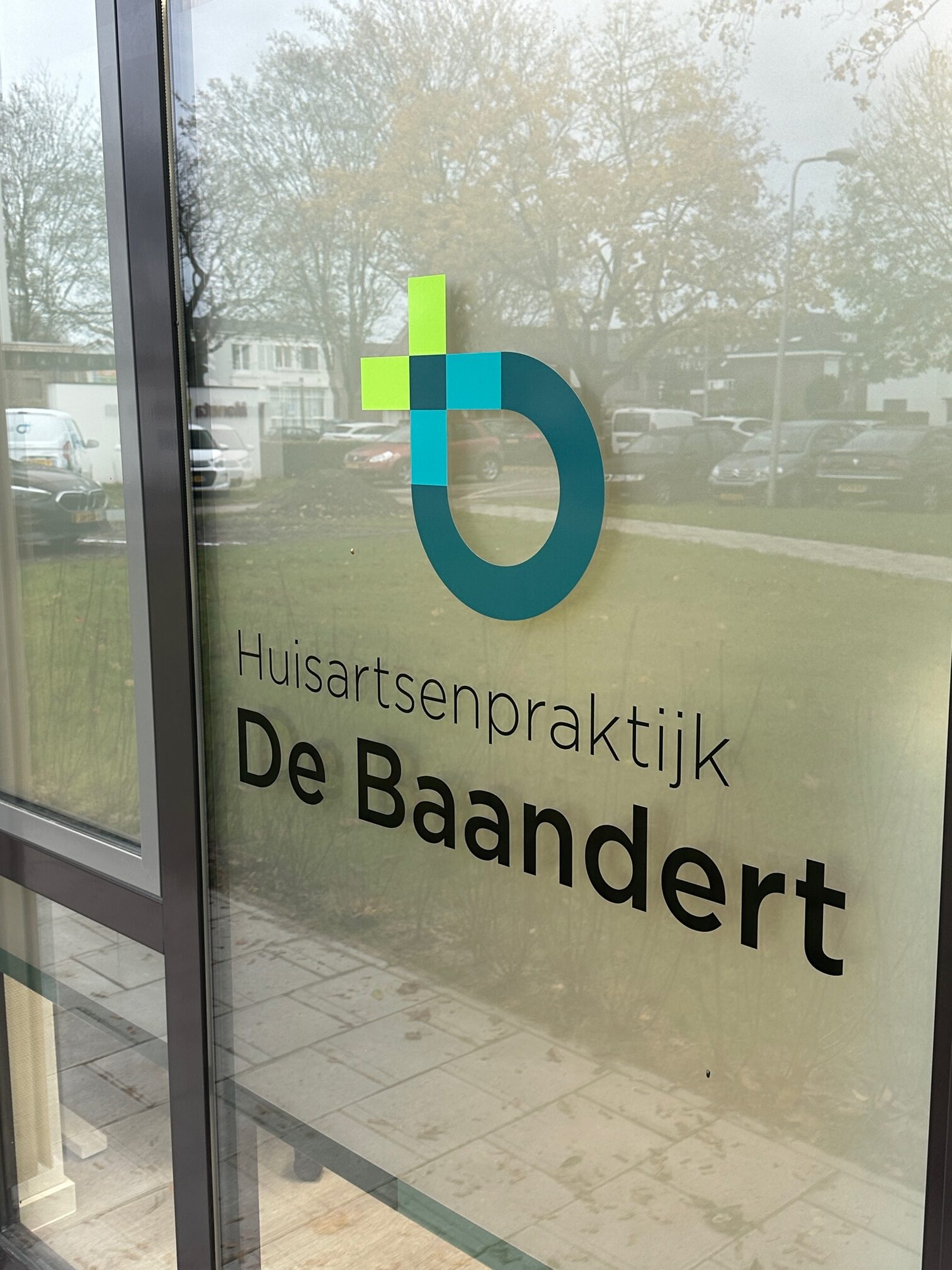 raambelettering in glass etch folie zandstraalfolie met full color belettering in sittard