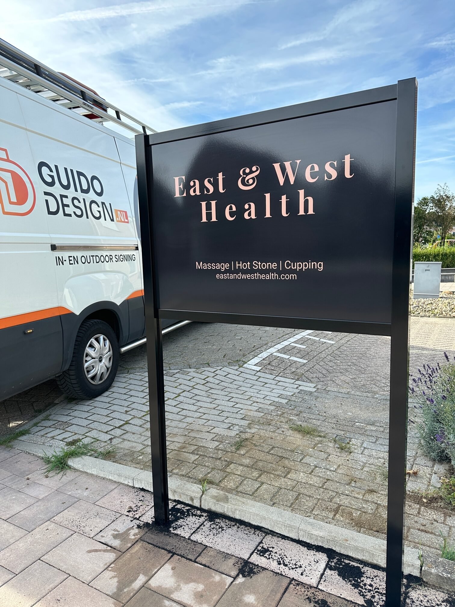 zwart reclamebord tuinbord met reclame bedrijfslogo in voortuin limburg heerlen kerkrade maastricht voerendaal sittard en brunssum