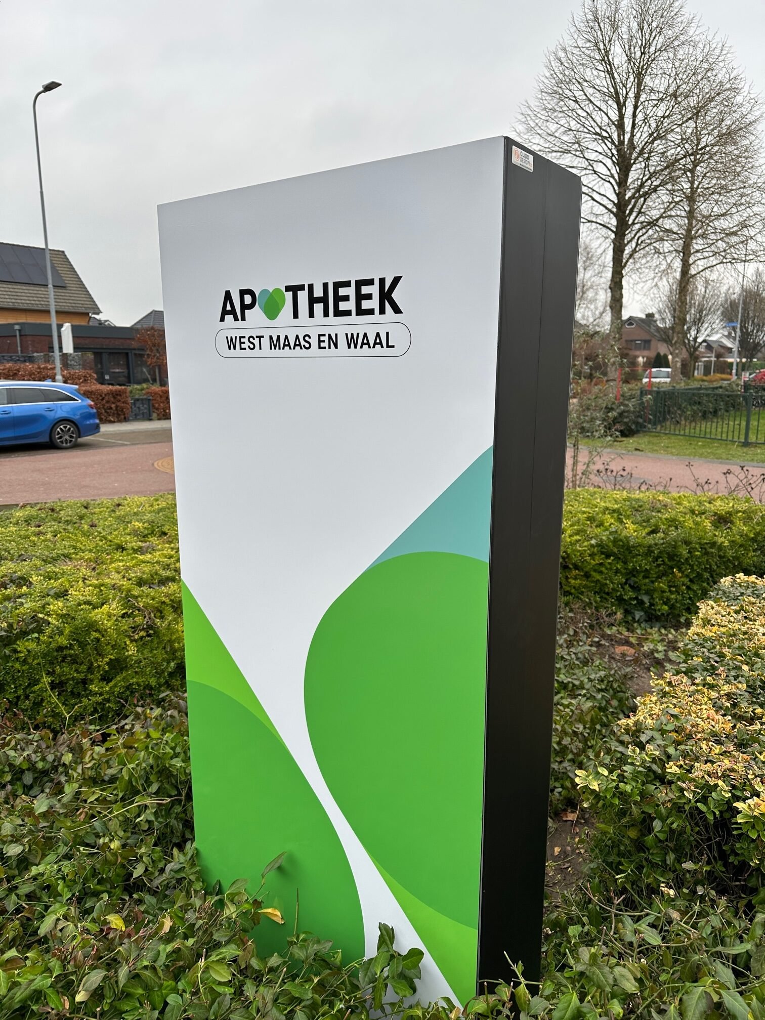 reclamezuil met bedrijfslogo reclameframe in tuin bedrijf in heerlen en maastricht