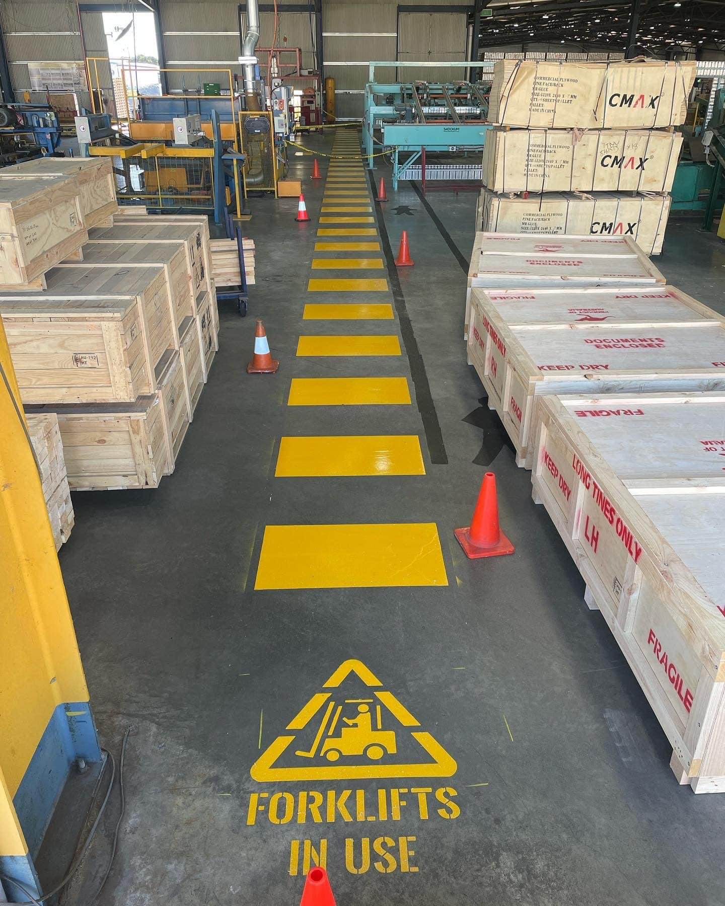 zebrapad vloermarkering belijning in fabriekshal en magazijn warehouse belijning in limburg heerlen kerkrade en maastricht